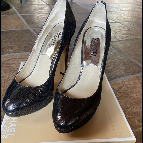 Michael Kors Aden’s Pump - Picture 3 of 4